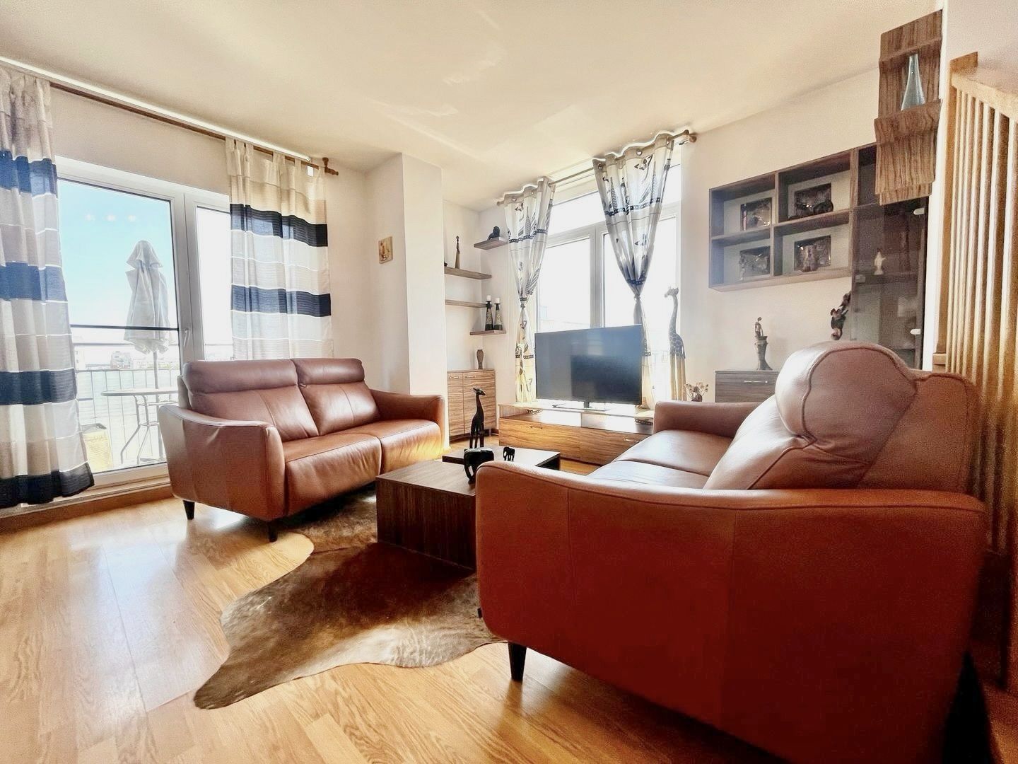 Apartament 3 camere, elegant, pe 2 niveluri,  cu garaj,  zona Aradului - Poză 1