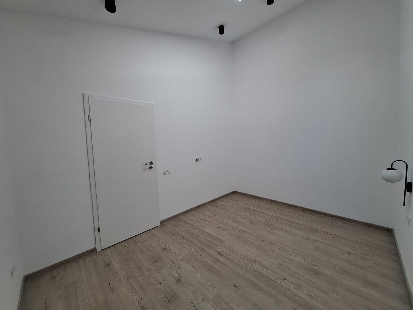 Apartament 2 camere in Vila , Centrala Proprie , Totul Nou L354 - Poză 2