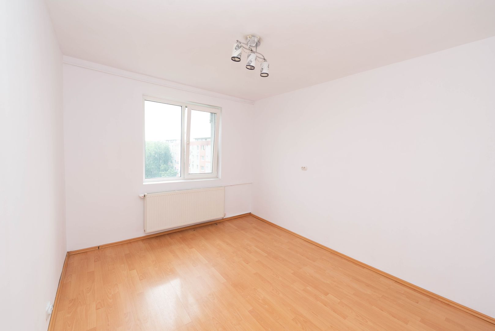 Apartament 3 camere 1980 decomandat Crangasi 2 bai loc parcare - Poză 2