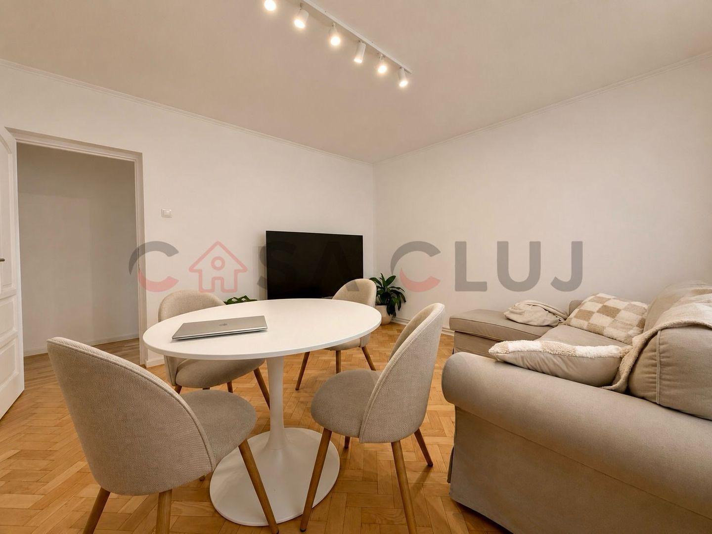 Apartament renovat, etaj intermediar, zona Bucegi - Poză 2