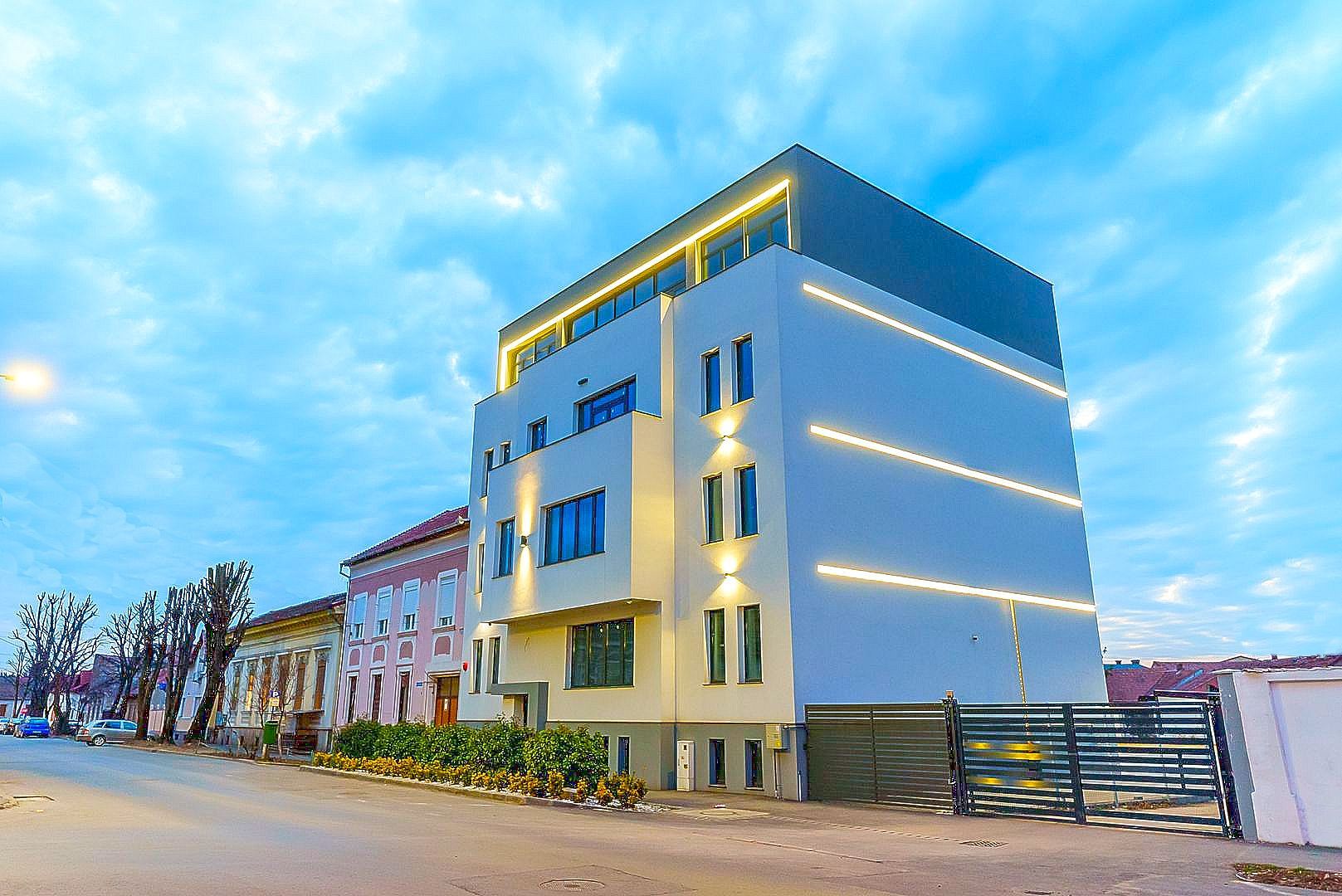 Clădire în zonă ultracentrală cu 28 de locuri de parcare - Poză 1