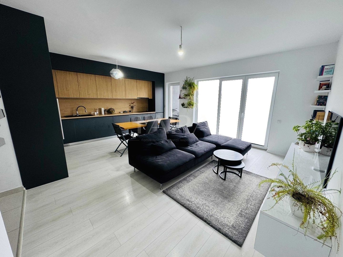 Apartament modern cu 4 camere, terasă panoramică de 38 mp. - Poză 1