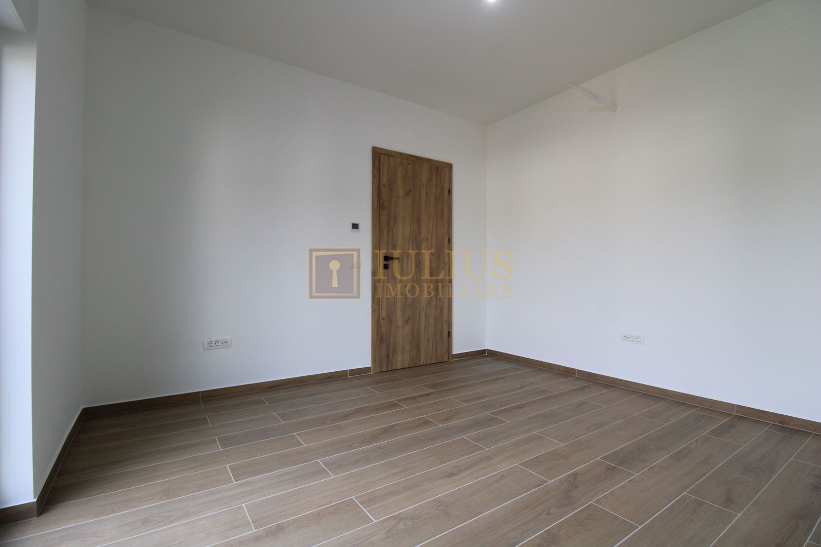 Casa zona Lunei, 5 camere + 3 bai, centrala proprie, rezidential sau birouri ! - Poză 39