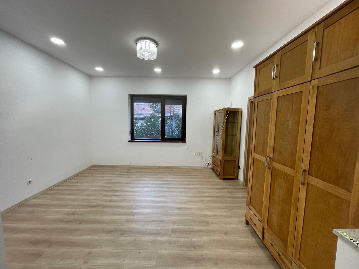 Chirie casă 3 camere ,terasa, curte acces auto – par Bratianu-1000 e/l - Poză 2