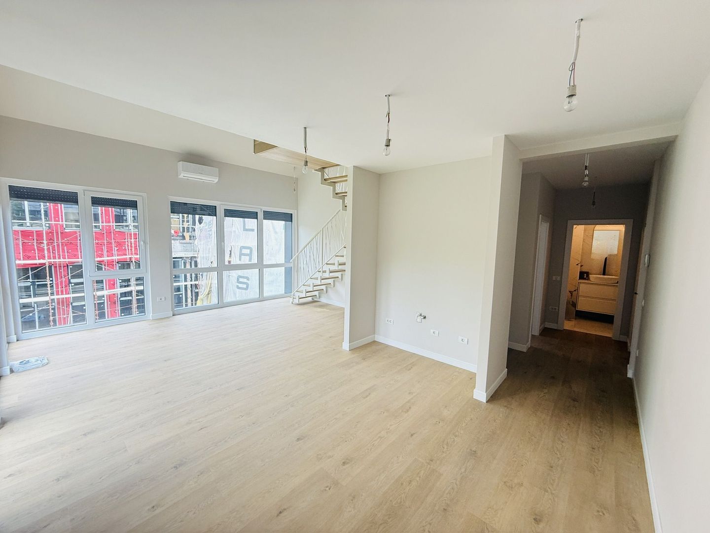 Complexul Studențesc | 3 camere | Scară interioară | 94 mp | Parcare privata - Poză 1