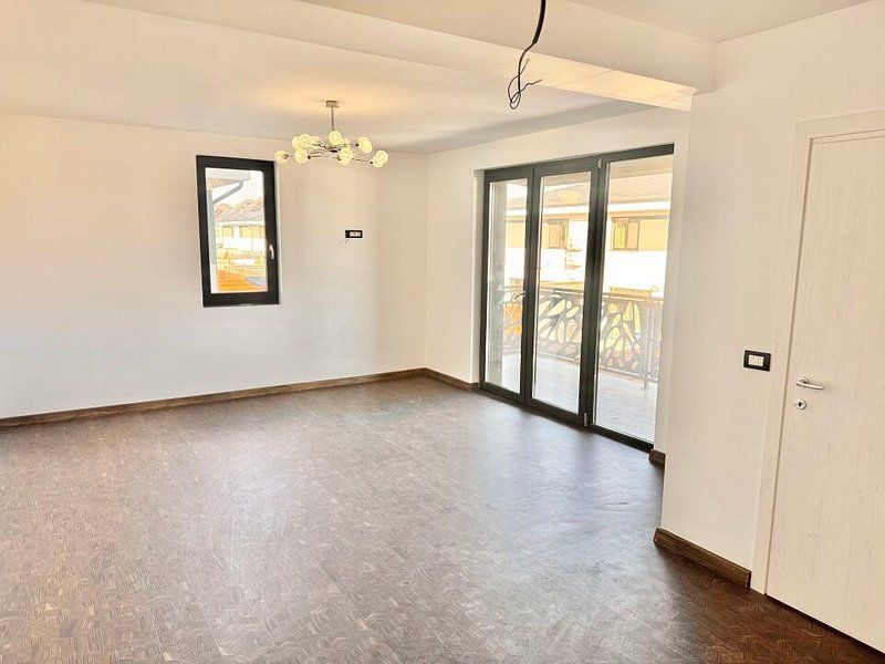 Vila cu bucatarie inclusa -otopeni central - Poză 11