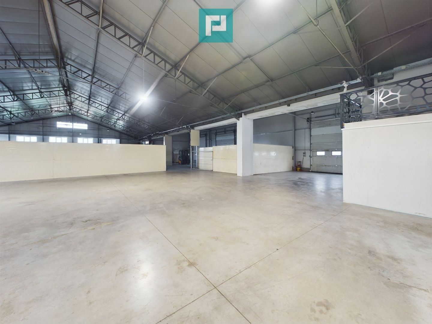Hală cu birouri și platformă betonată de 2.500 mp - Poză 1