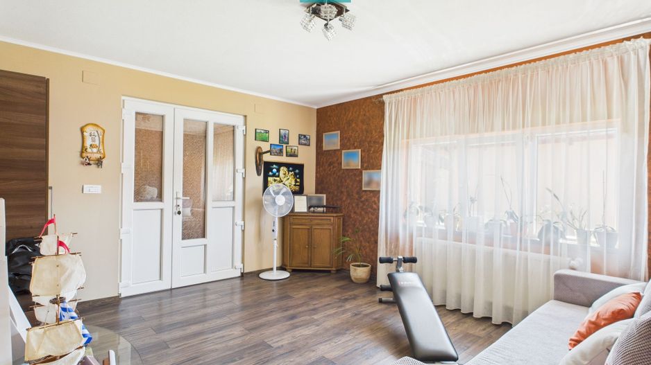 Casă și clădire de apartamente la Orțișoara - Poză 34