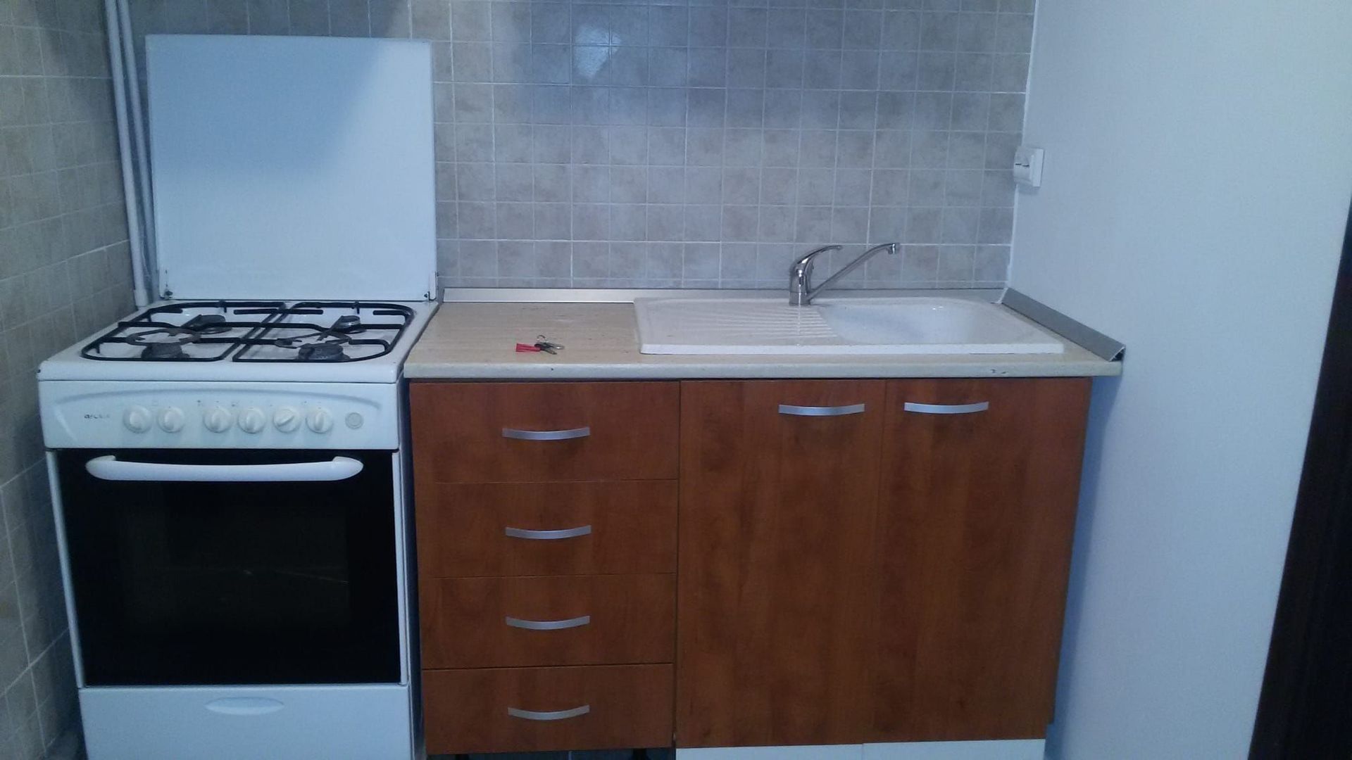 Garsoniera renovata, baie proprie, mobilata - Micro 40, langa Mall - Poză 2