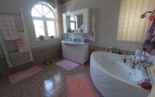 Casă / Vilă cu 8 camere de vânzare în zona Semicentral - Poză 48