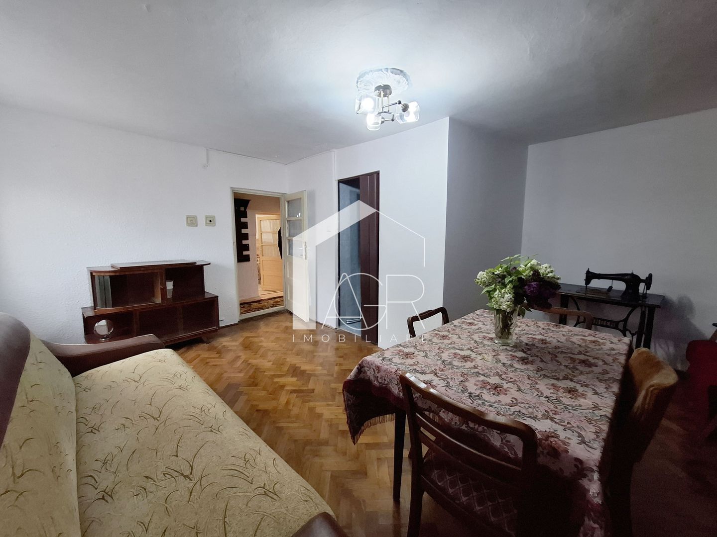 Casa cu 3 camere, zona Mihai Bravu - Poză 9
