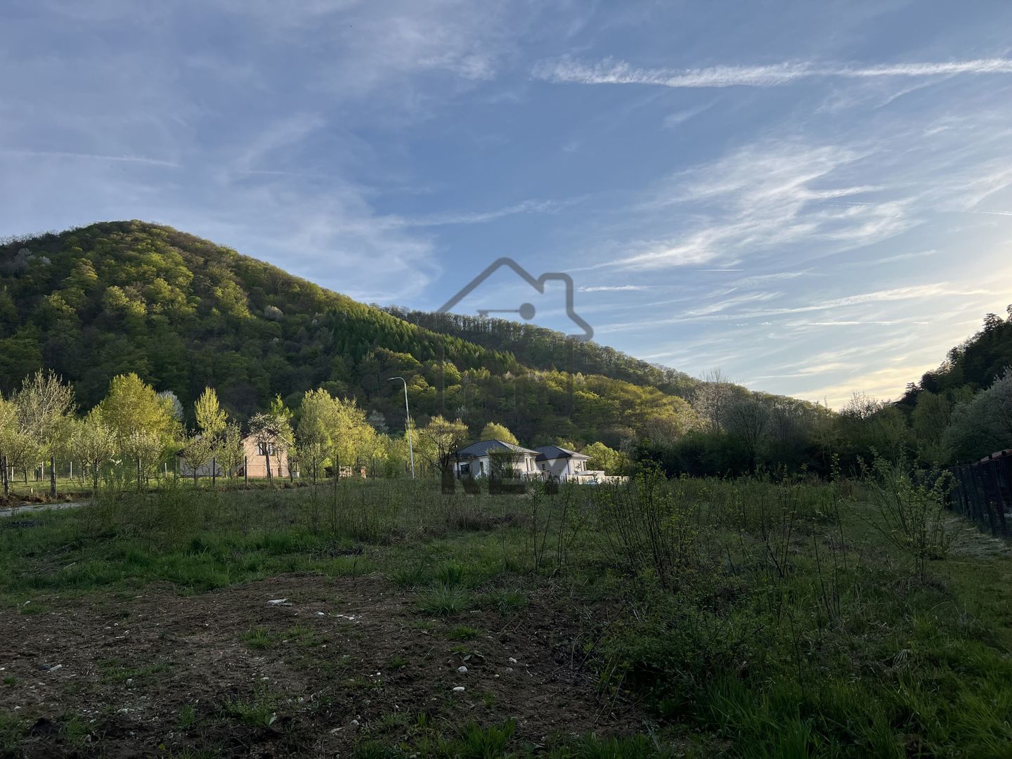 Teren la poalele Cetății Cisnadioarei de vânzare/1250 mp - Poză 2