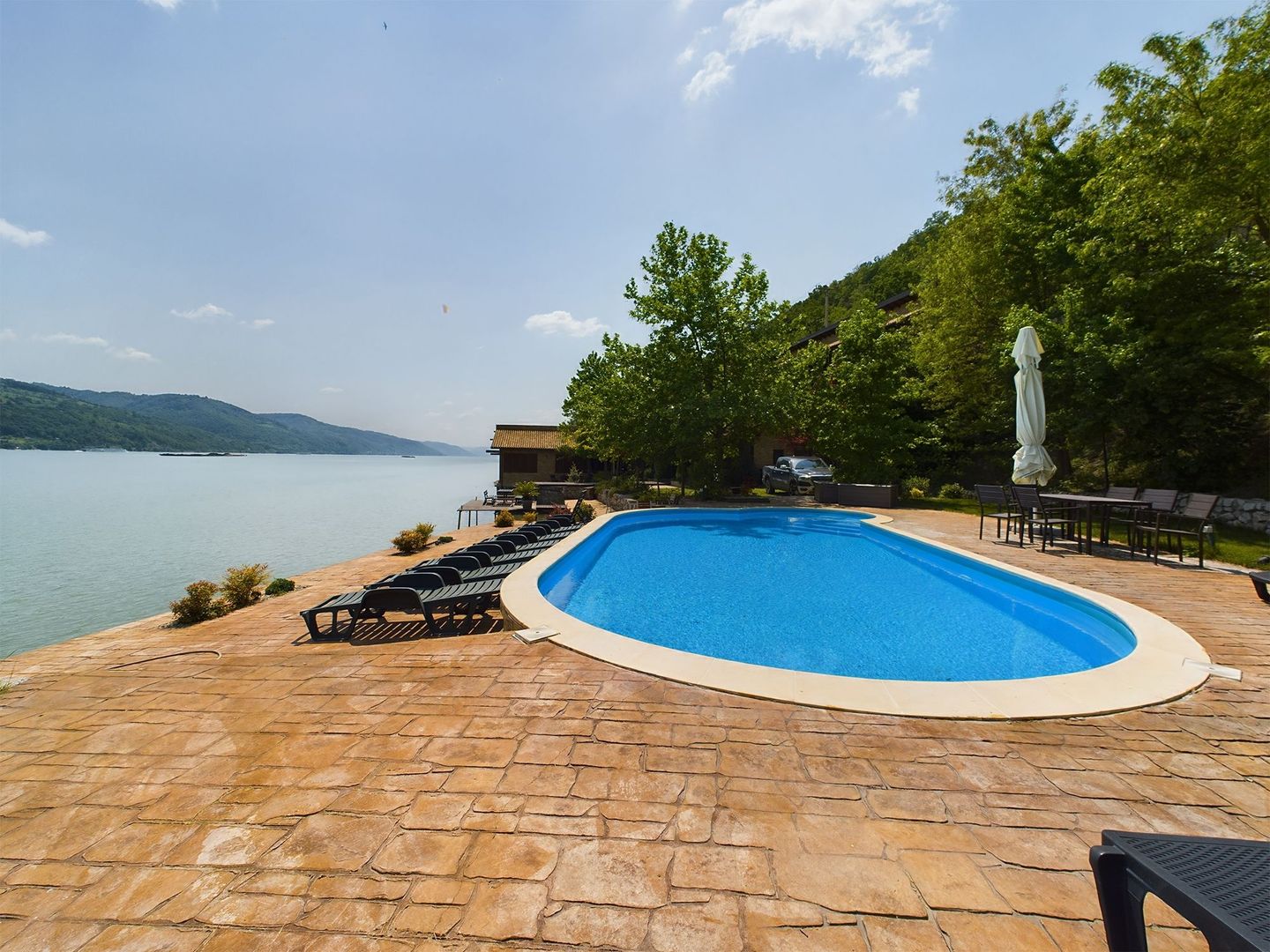 Pensiune de Lux pe Malul Dunării în Dubova - Poză 4