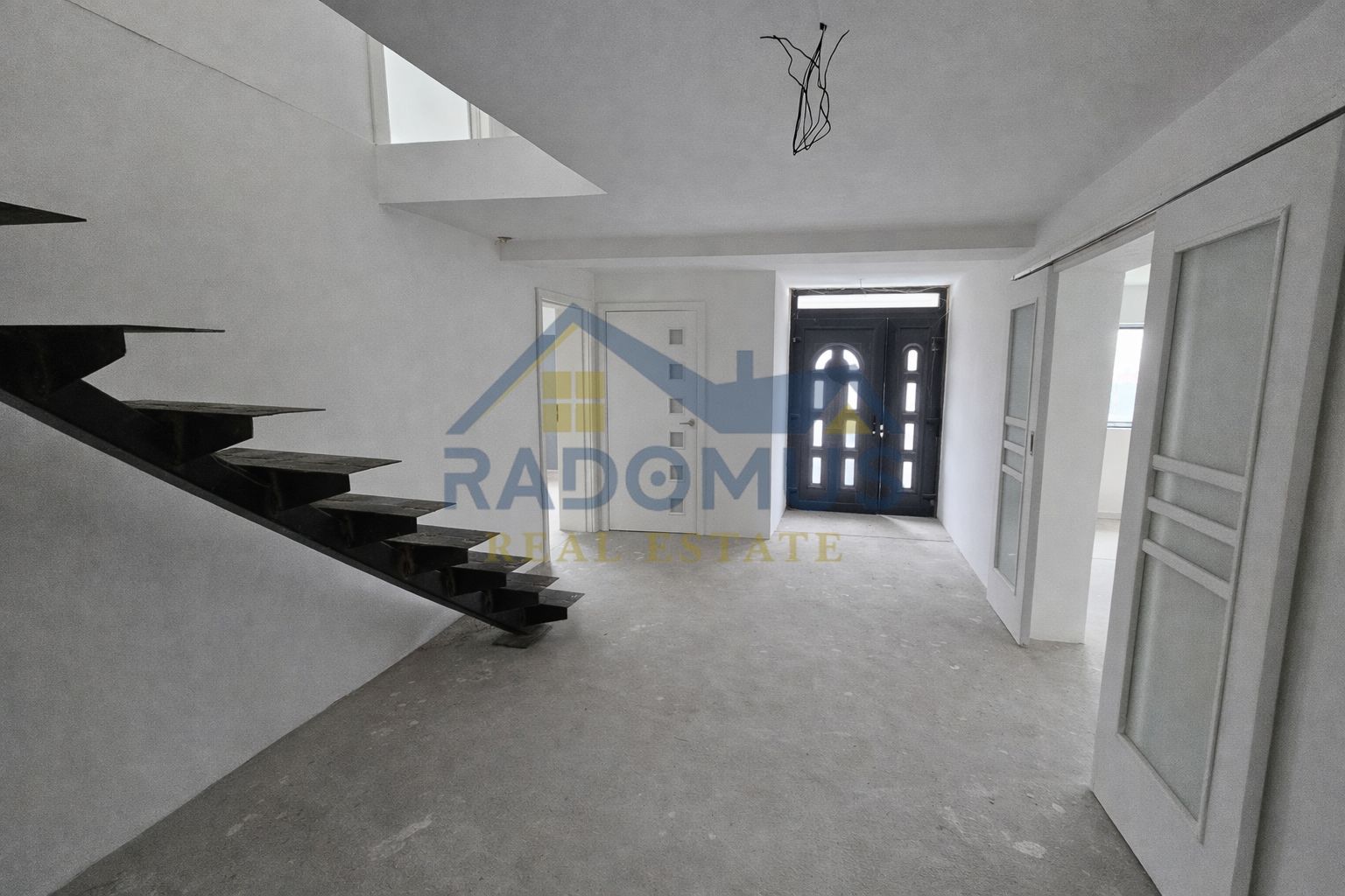 Vila Tătărani - 280 mp utili - 500 mp Teren - 8 Camere + 4 Băi - Poză 3