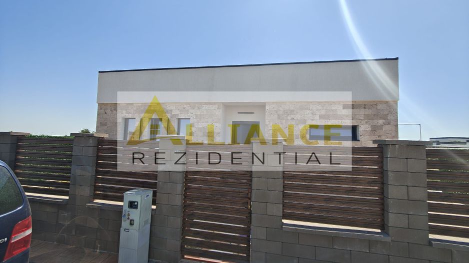 Casa pe parter cu 3 camere, 2 bai si teren de 375 mp - Poză 1