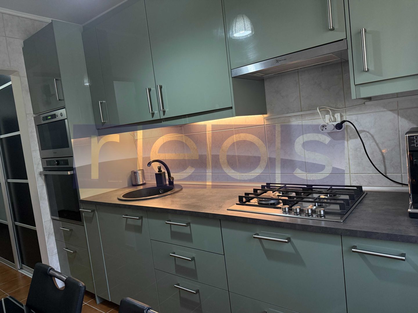 VANZARE APARTAMENT 2 CAMERE OZANA RENOVAT DECOMANDAT BLOC 1980 - Poză 1