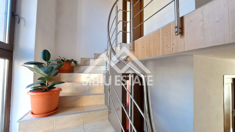 Casa Sibiu cu pivnita si garaj, curte mare - Poză 8