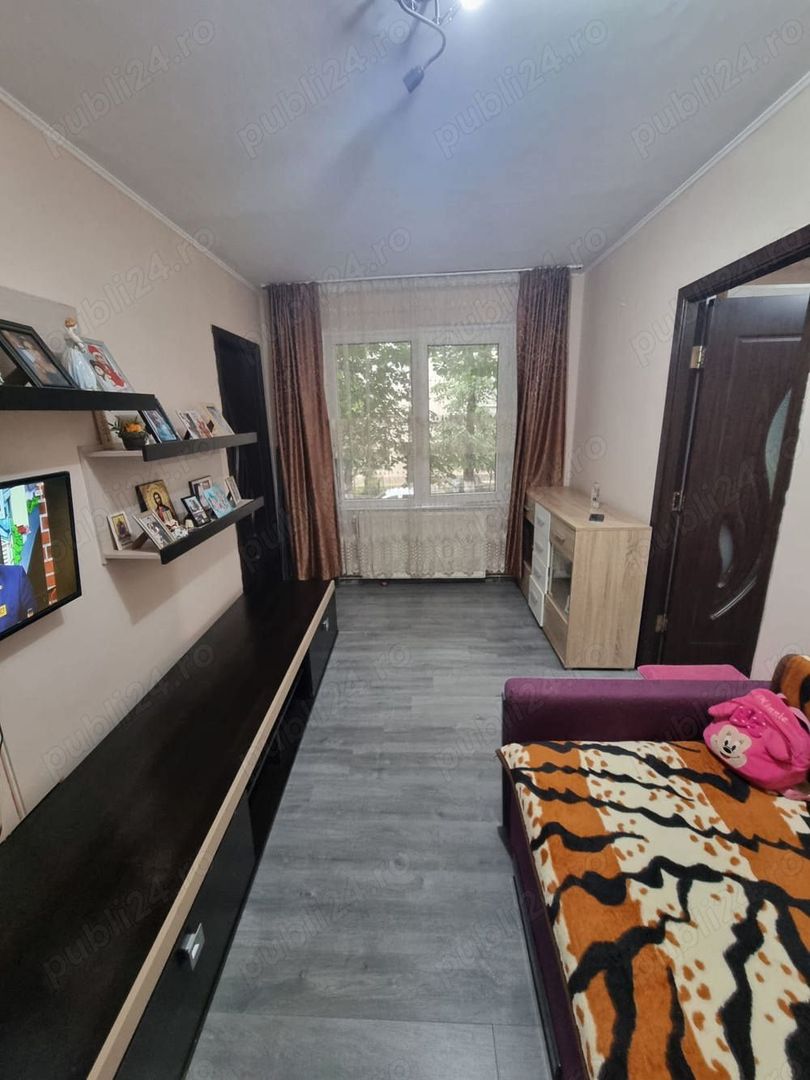 De vanzare apartament cu 3 camere - Poză 1