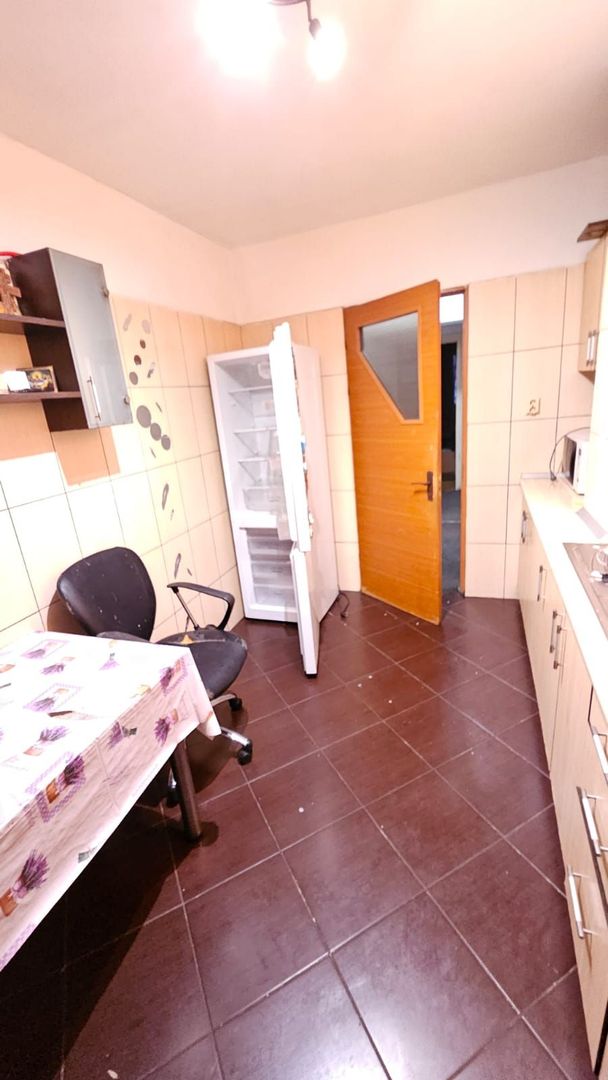 Apartament cu 4 camere de vânzare în Costin Georgian, Bucuresti - Poză 3