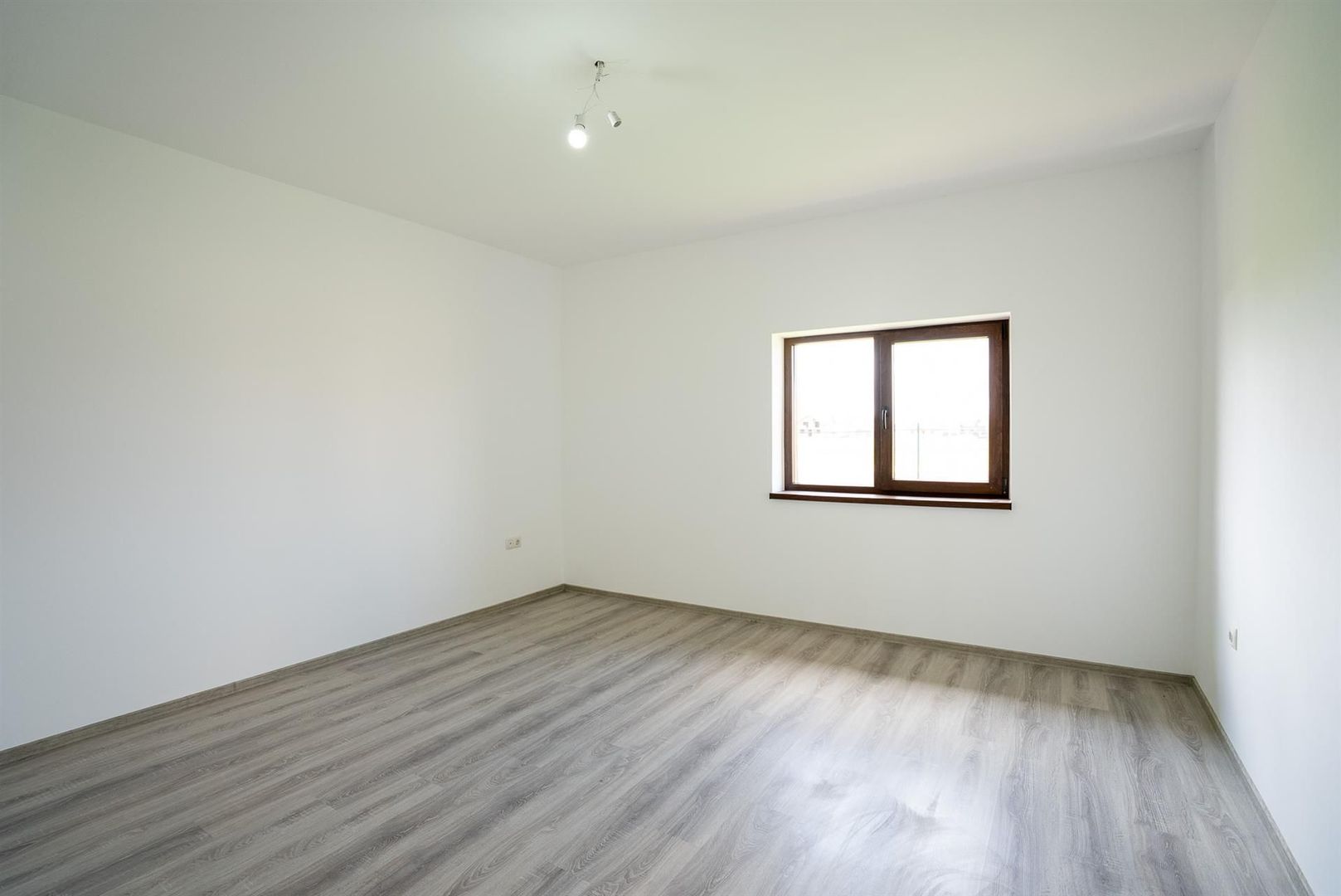 Casa la cheie Nojorid 3 dormitoare 2 bai - Poză 3