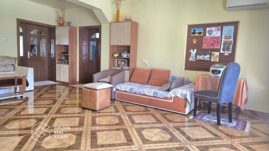 Casa spatiosa cu 5 camere, garaj si gradina, zona Gradiste - Poză 4