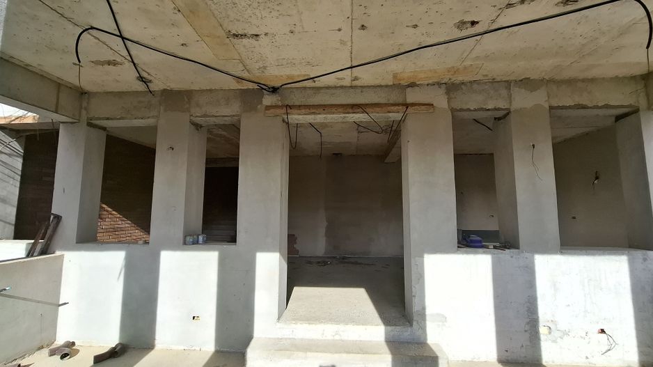 ila cu 6 camere + casă locuibilă pe teren intravilan de 1700 mp, cu vi - Poză 5