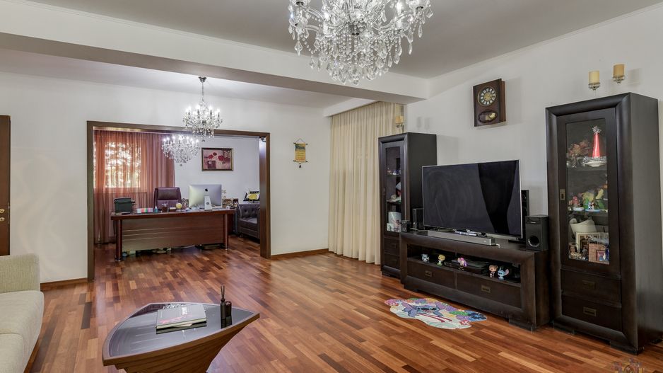 Vilă renovată P+1+M  | Foișor vitrat, grădină și jacuzzi - Poză 5