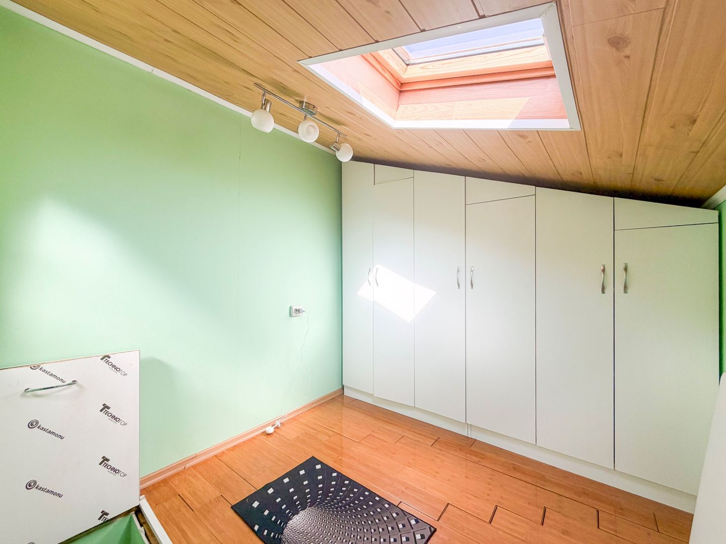 Casă de vânzare 2 camere  Mansarda + Pivnița - Belvedere - Poză 9