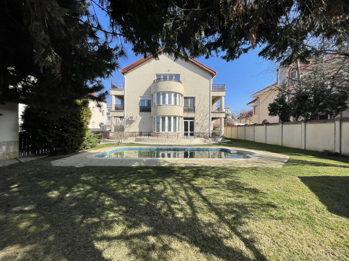 Vilă Individuală Spațioasă în Zona Iancu Nicolae - Poză 1