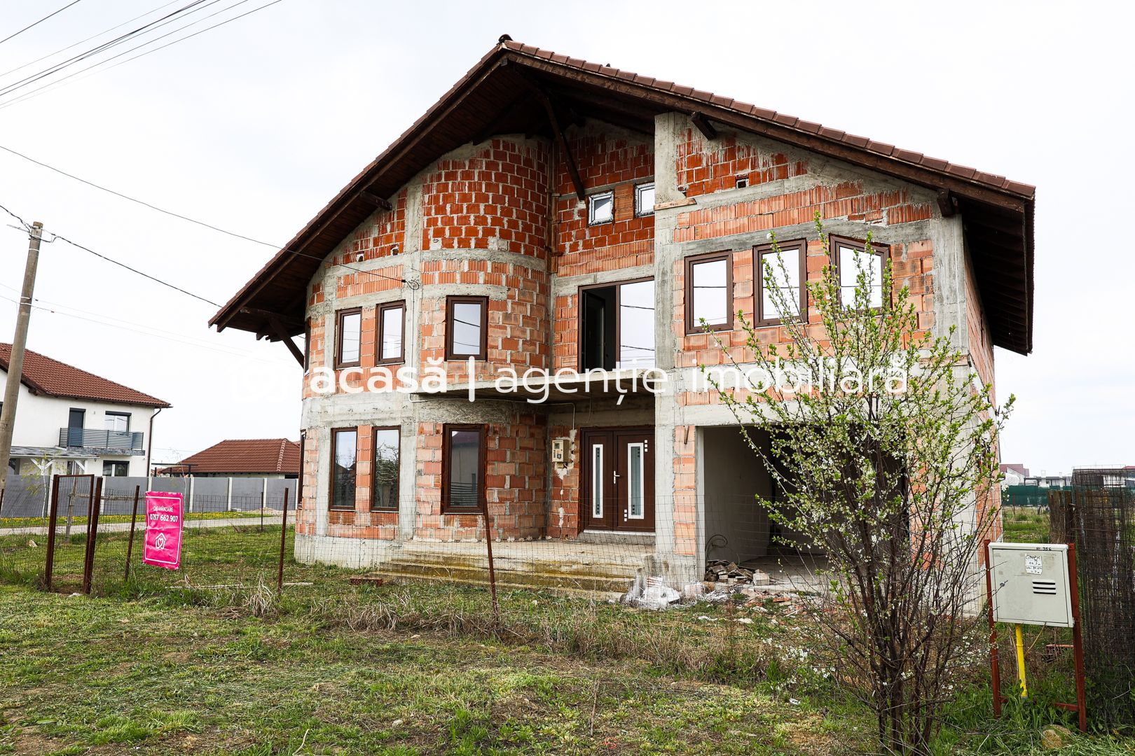 Casă nouă, impunătoare și luminoasă, construită cu griijă la detalii. - Poză 1