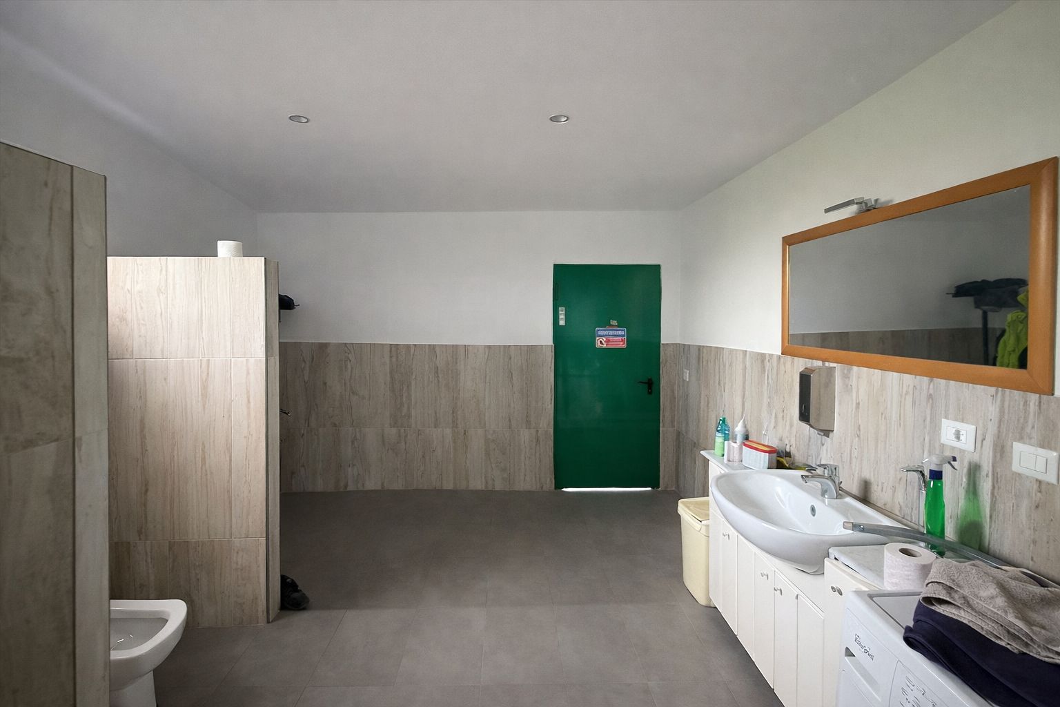 | HALĂ SPAȚIOASĂ | DE ÎNCHIRIAT | FRĂTĂUȚII | JUDEȚUL SUCEAVA | - Poză 7