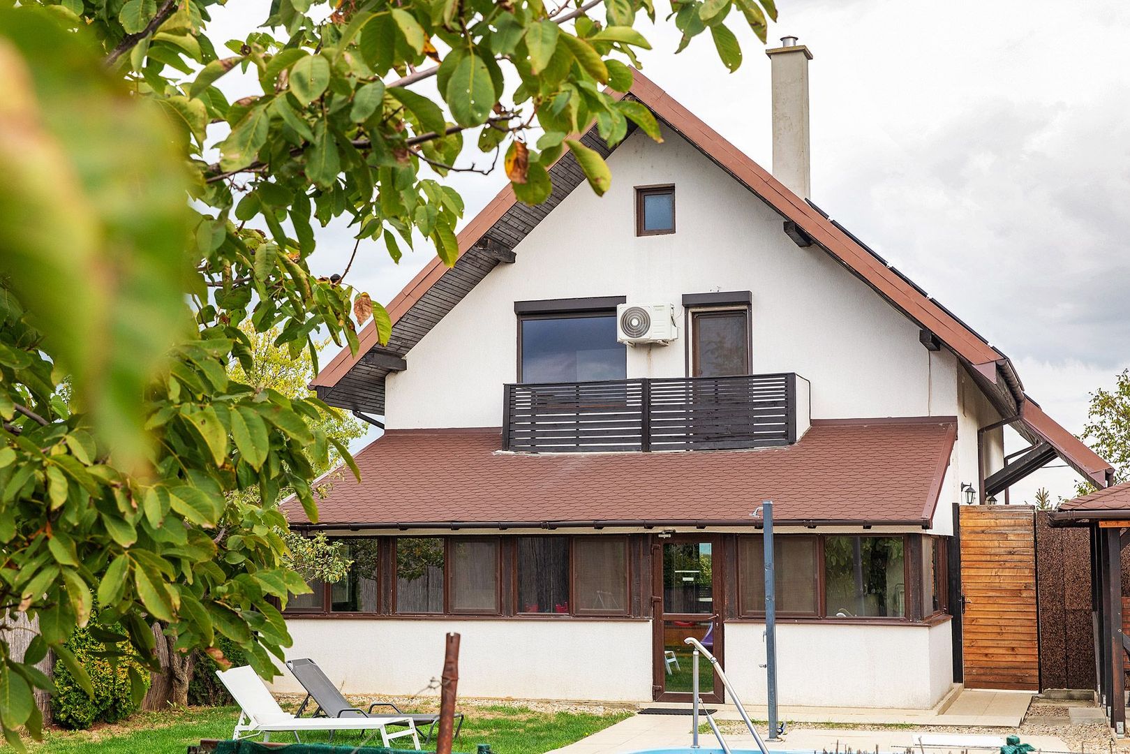 Vilă cu 5 dormitoare, 4 băi, 2 248mp teren, piscină. Preț: 229 000 Eur - Poză 3