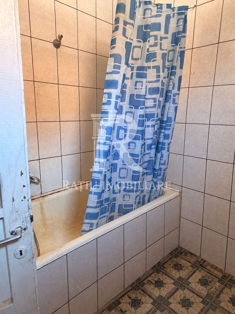 Casă cu spațiu comercial la stradă | Curte | Grădină | Oradea - Poză 11
