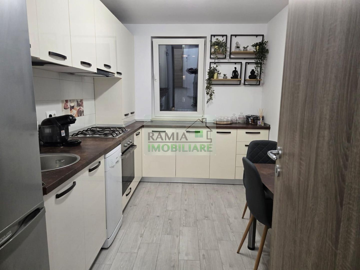 Apartament premium 2 camere, Urban Invest Coresi, Parcare + boxă - Poză 7