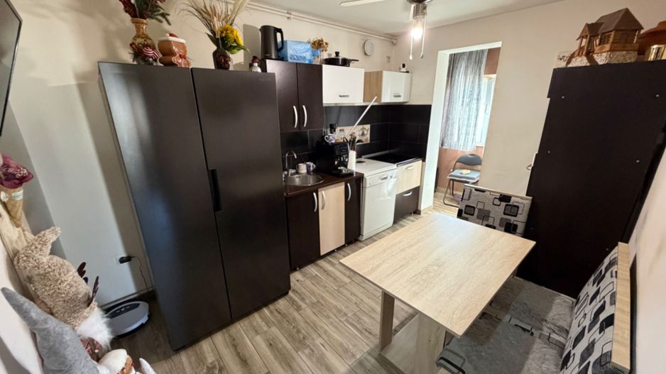 Apartament 3 camere, decomandat  - zona Cetate - Poză 1