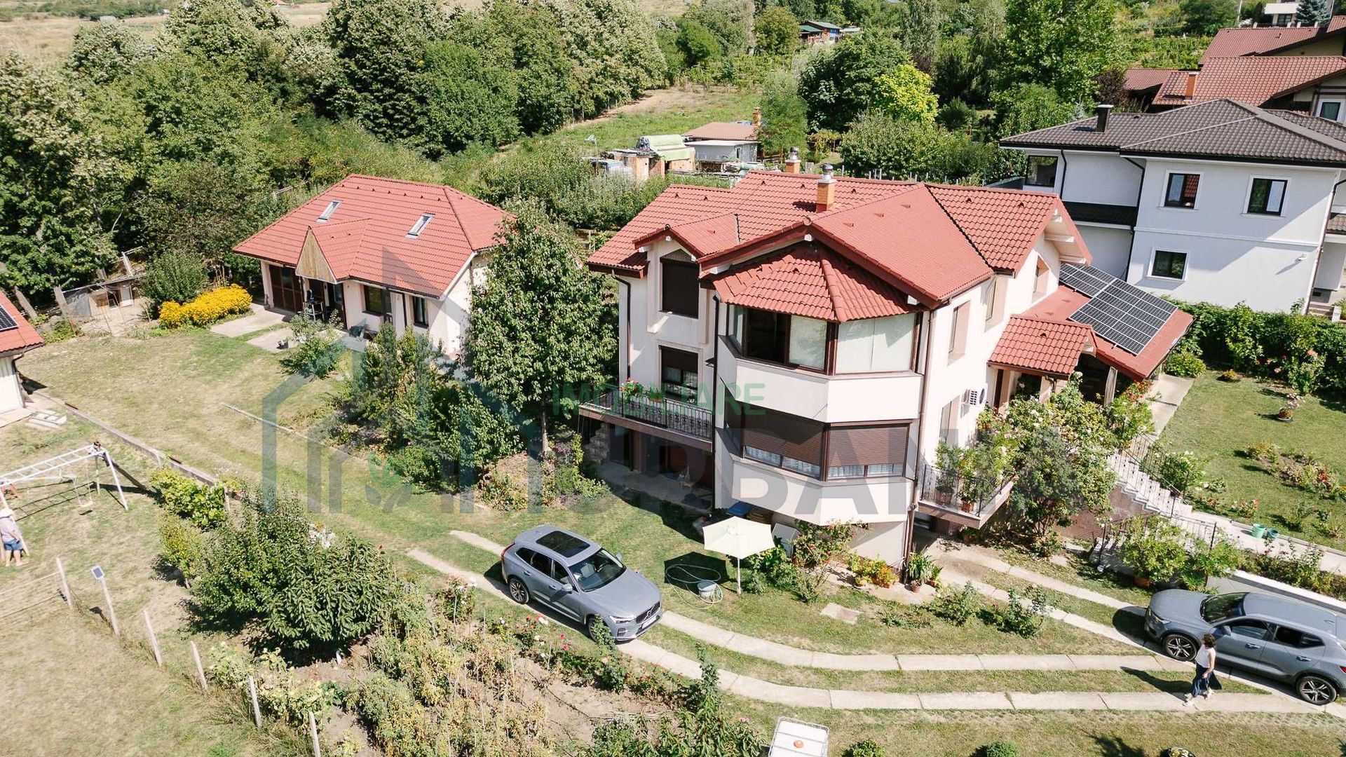 Proprietate generoasă în Bucium, Iași – casă de 300 mp cu teren și construcții secundare - Poză 3