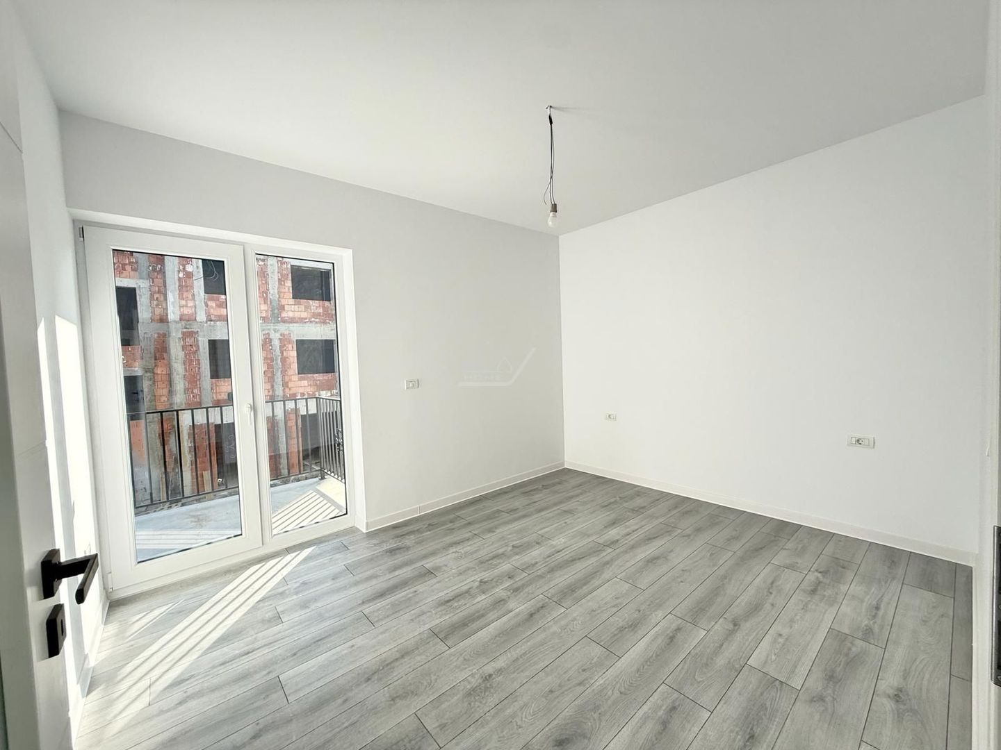 Disponibil imediat. Etaj 1. Bucatarie inchisa. Loc de parcare. Drum asfaltat. - Poză 7