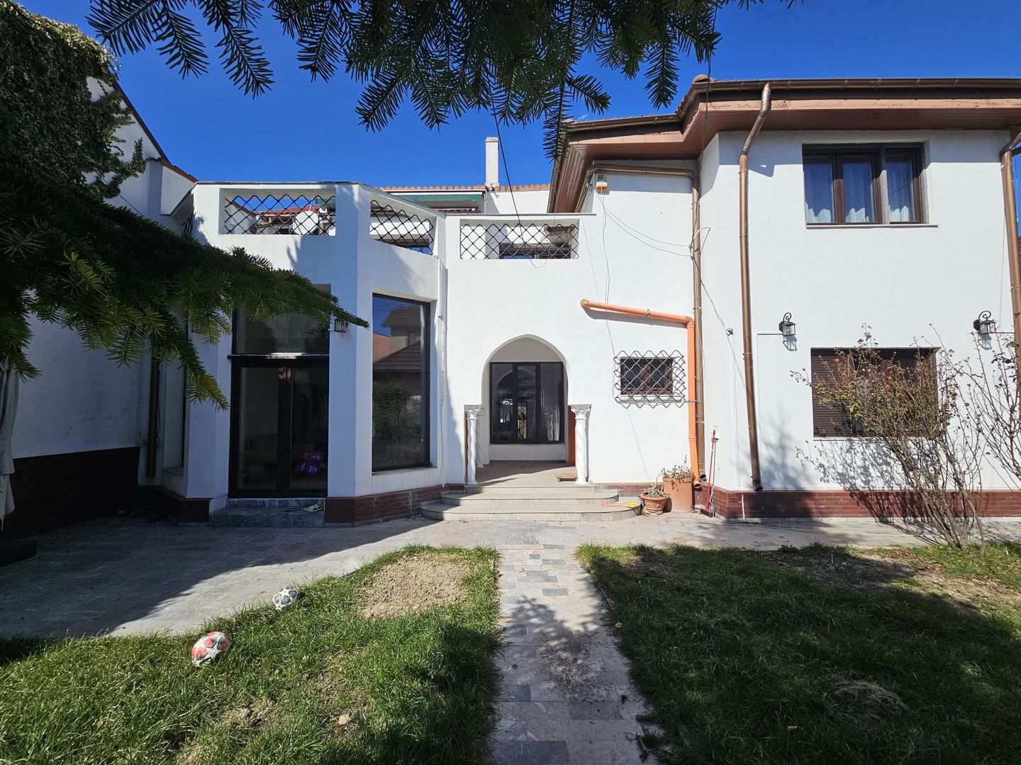 Vilă cu 7 camere în Faleză Nord – acces din 2 străzi/parcare în curte - Poză 1