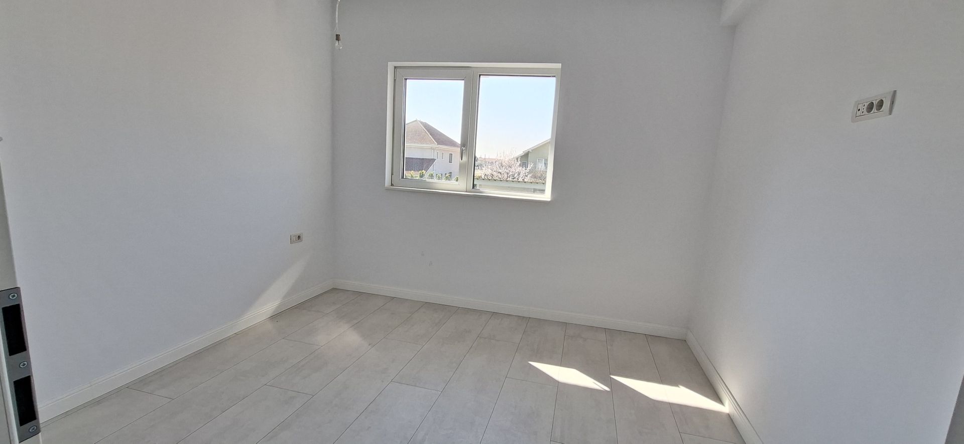 Duplex spatios cu garaj si pereti dublii - Poză 15