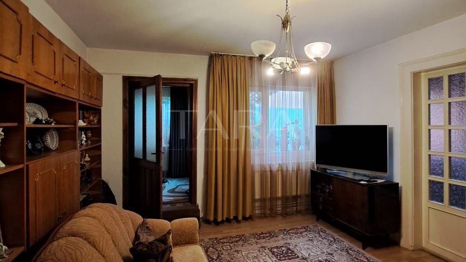 Casă cu 5 camere, zonă semicentrală, ideală pentru locuință sau birou. - Poză 1