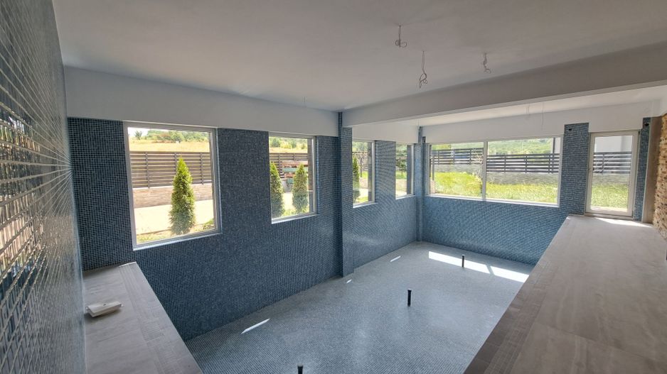 Casa cu piscina interioara si priveliste catre Cetatea Cisnadioarei - Poză 2
