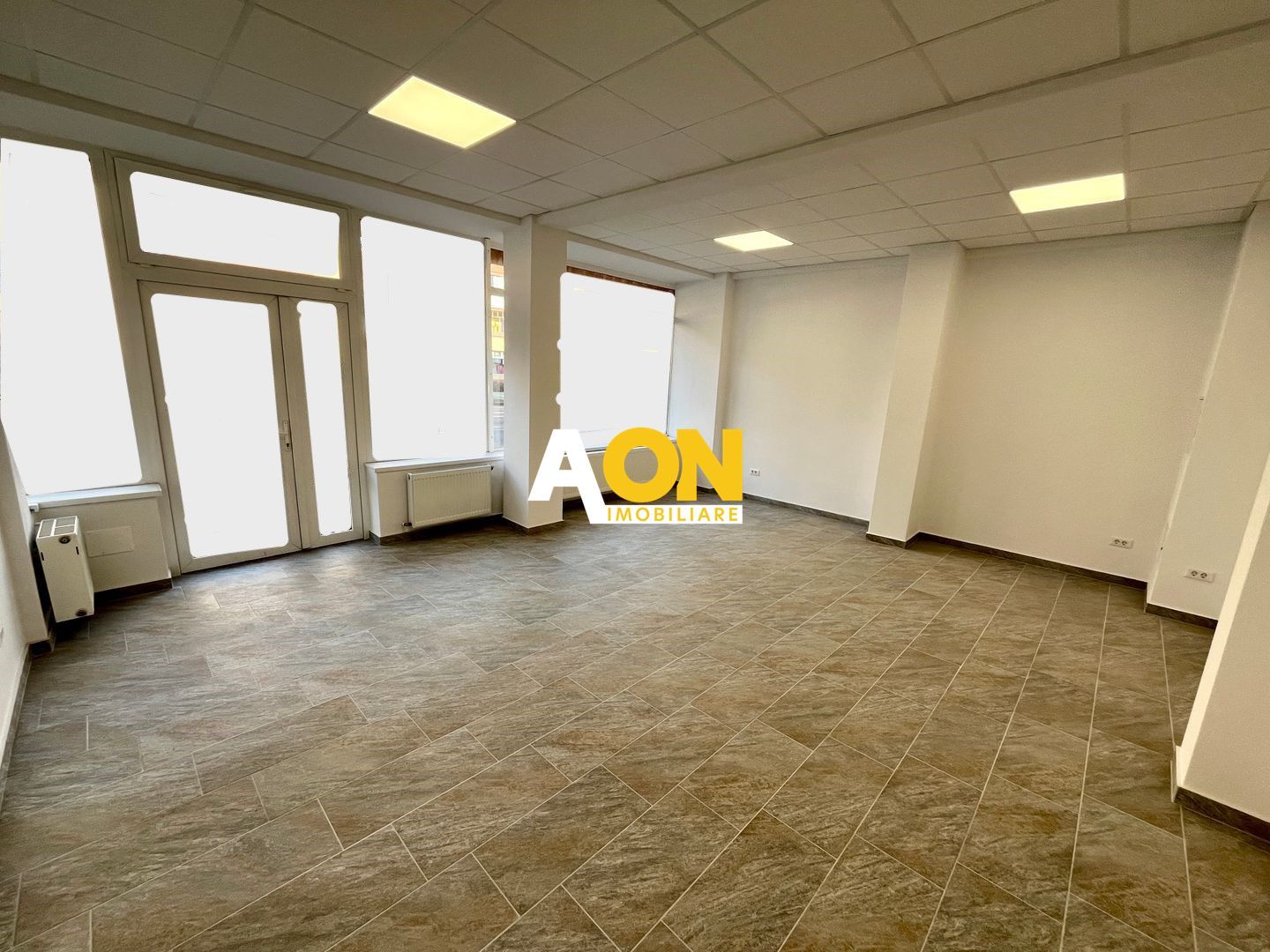 Spațiu Comercial, Trafic Pietonal, Complet Renovat - Poză 2