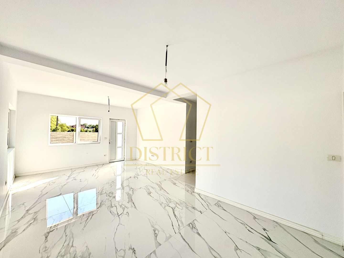 Duplex cu 4 camere, despărțit prin camera tehnica | Mosnita Noua - Poză 4