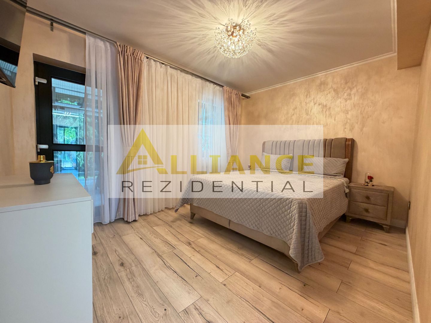 Casa P+1+M cu teren de 650 mp, piscina si curte complet amenajata - Poză 20
