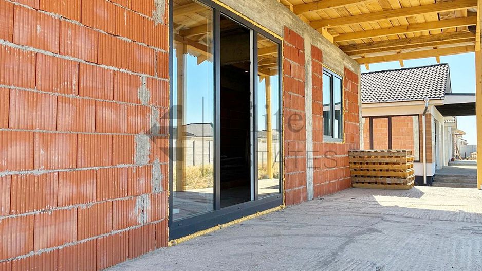 Casa la rosu  cu 4 camere de vanzare in Santandrei - Poză 20