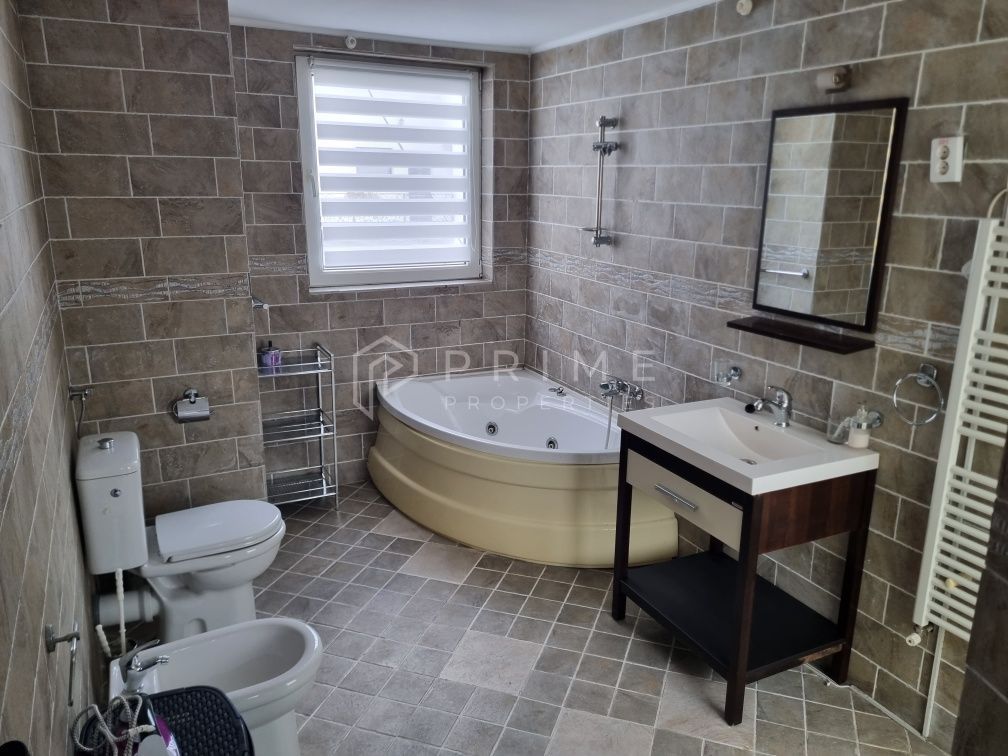 De închiriat apartament ultracentral, utilat, 3 camere, 2 băi, 140 m² - Poză 4