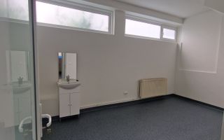 Spatiu comercial renovat si amenajat pentru a fi folosit ca o clinica medicala - Poză 13
