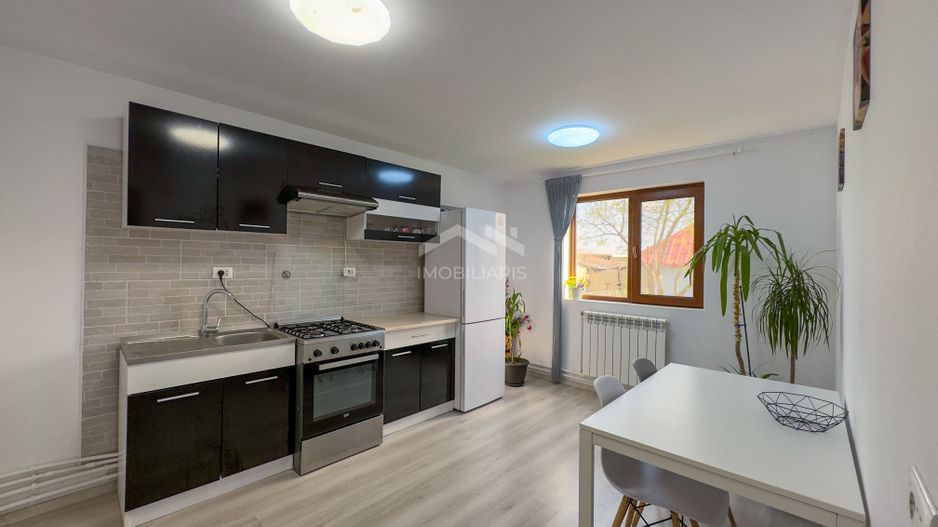 Casă modernă cu 5 camere, garaj și curte mare, mobilată in Corbu - Poză 13