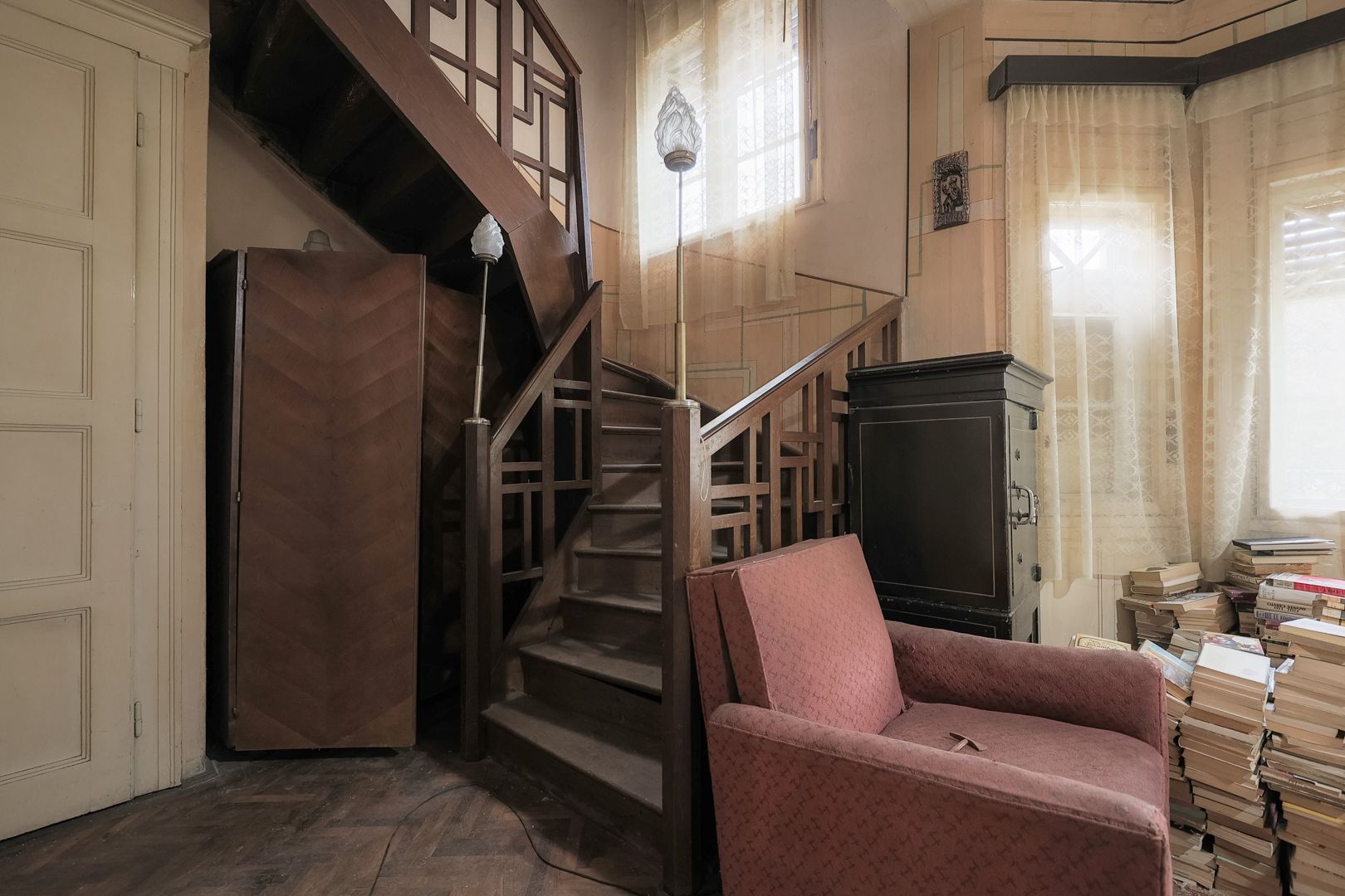 VILĂ INTERBELICĂ CU TEREN GENEROS ȘI SPAȚIU COMERCIAL . VÂRFUL CU DOR - Poză 3