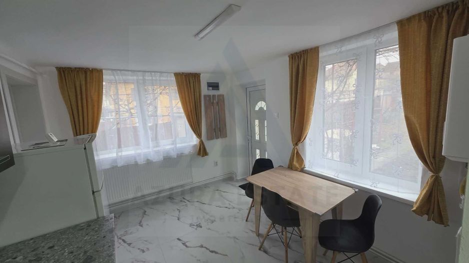 Garsoniera moderna la casa cu curte prima inchiriere in zona Strand - Poză 1